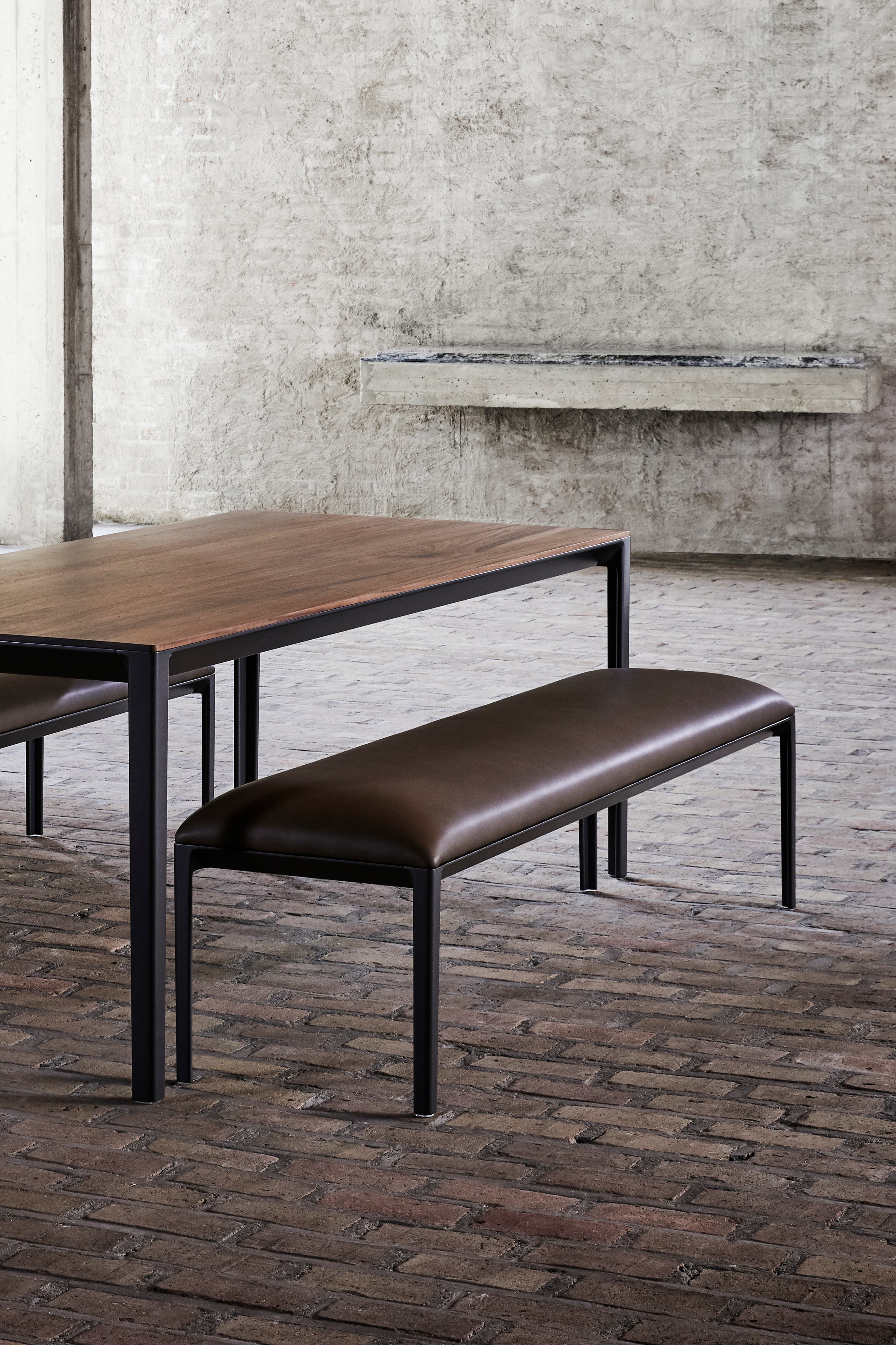 Bensen Able Bench 190 Acquario Fango կաշվով՝ ընկուզենու սեղանածածկով Able Table 210 սեղանի մոտ