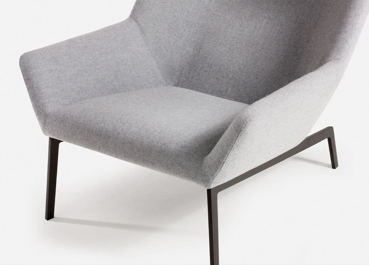 Bensen Park Lounge Chair-ի նստատեղն ու բազկակալները բաց մոխրագույն գործվածքով և փայլատ սև հիմքը, մոտիկից