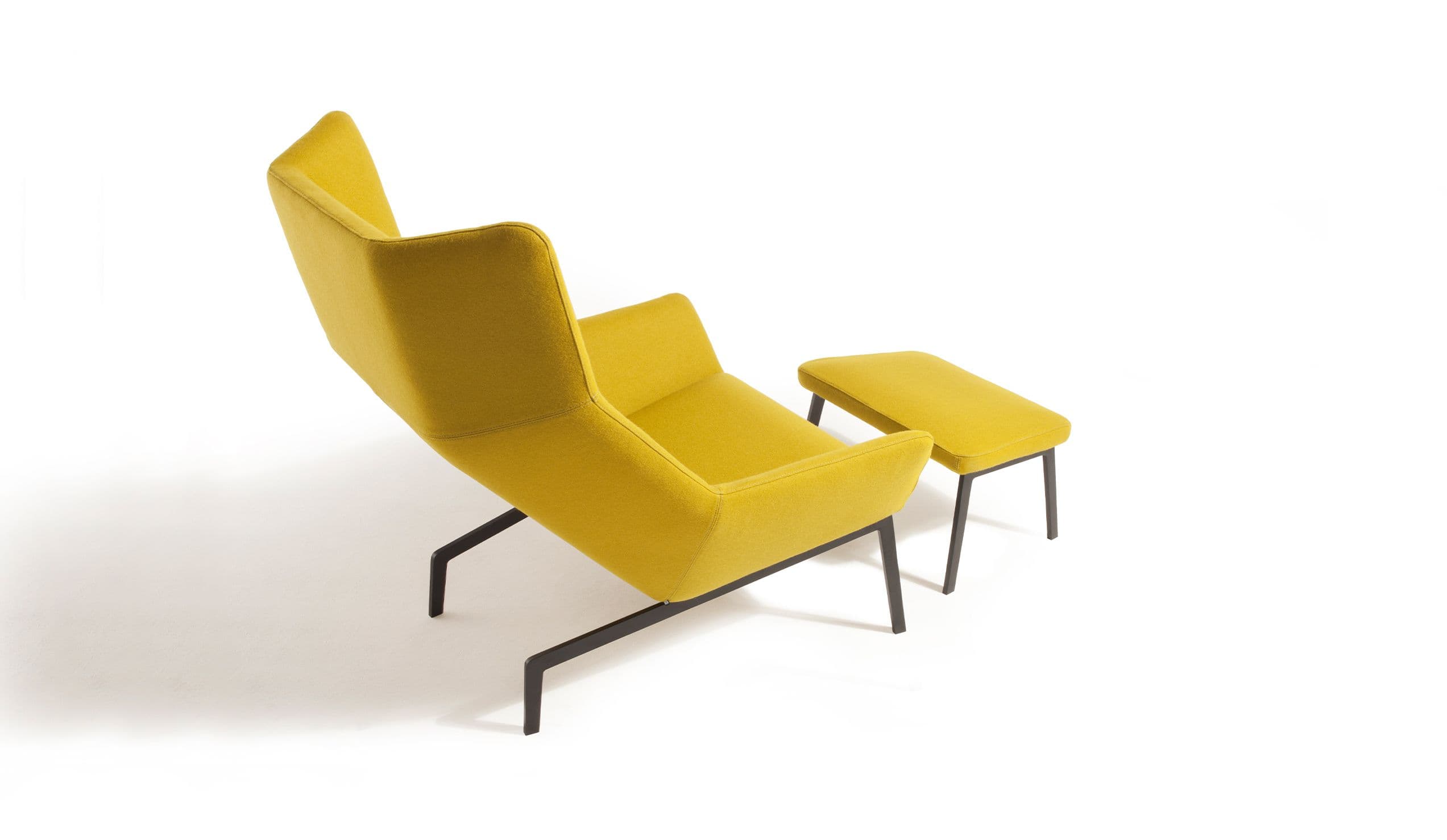 Bensen Park Ottoman դեղին գործվածքով՝ Park Lounge Chair-ի (առանձին ապրանք) կողքին, վերևից